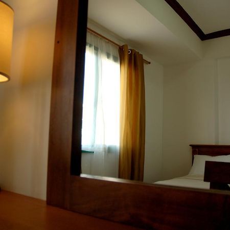 Отель Isabelle Royale Makati Макати Экстерьер фото