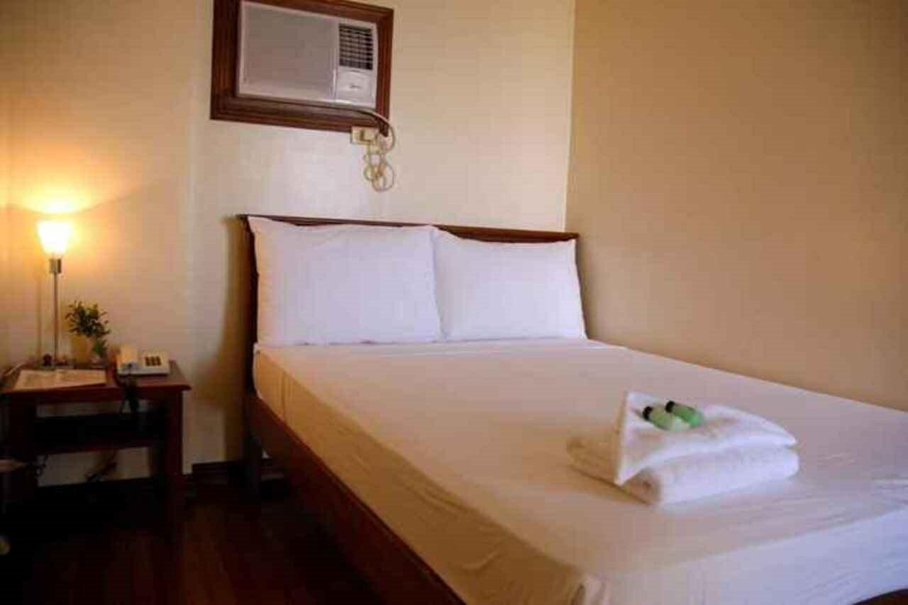 Отель Isabelle Royale Makati Макати Экстерьер фото