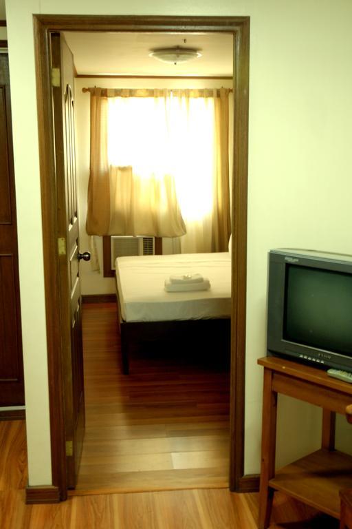 Отель Isabelle Royale Makati Макати Экстерьер фото