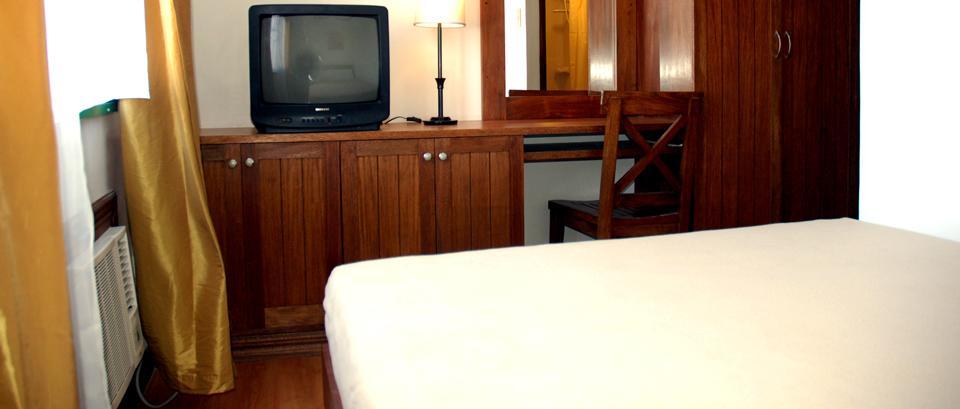 Отель Isabelle Royale Makati Макати Экстерьер фото
