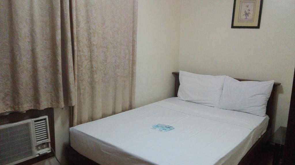 Отель Isabelle Royale Makati Макати Экстерьер фото