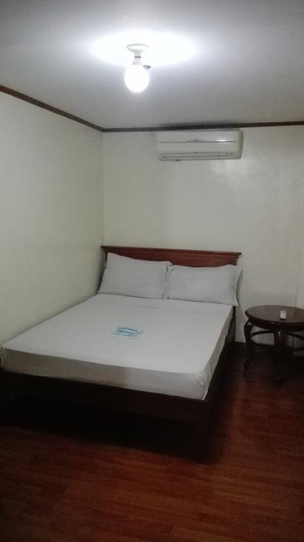 Отель Isabelle Royale Makati Макати Экстерьер фото