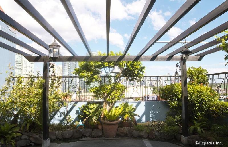 Отель Isabelle Royale Makati Макати Экстерьер фото